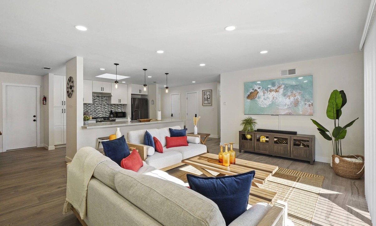 Ventura House | The Beachsides Bliss, BBQ, Arcade, Game Room, Fire Pit Patio, 5 Miles to Beaches