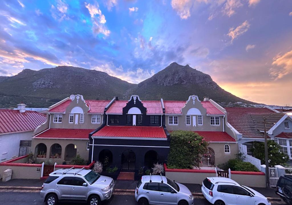 Muizenberg House | ‘The Black Pearl’ - Surfers Corner, Muizenburg