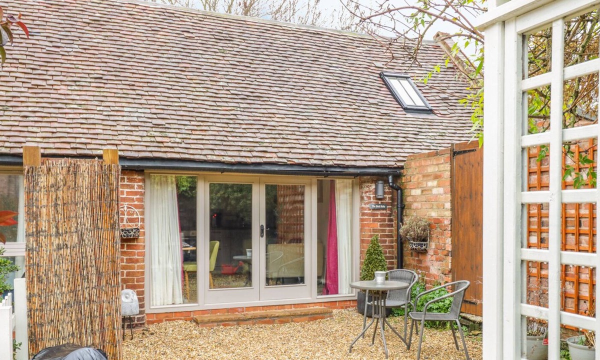 Tiddington House | THE BOLT HOLE, luxury holiday cottage, with a garden in Tiddington