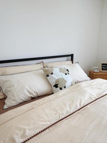 Girrawheen House | The Cozy Ensuite near Perth Airport CBD and Beach