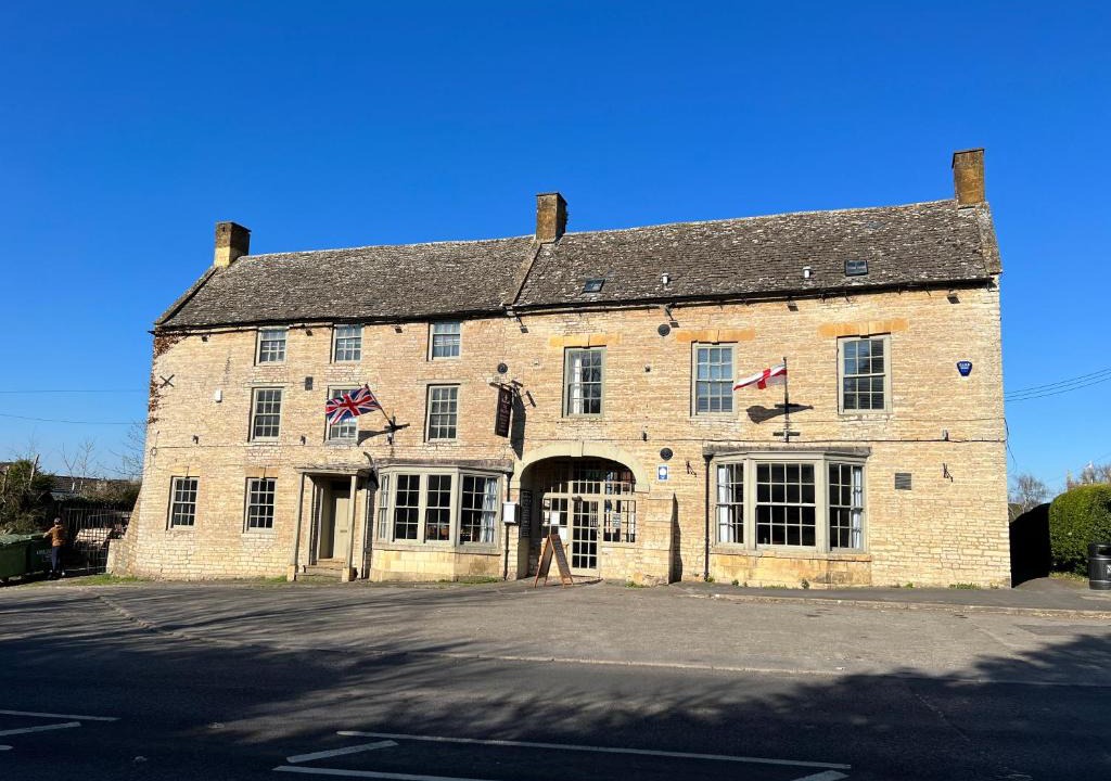 Halford Bed & Breakfast | The Halford Bridge Inn