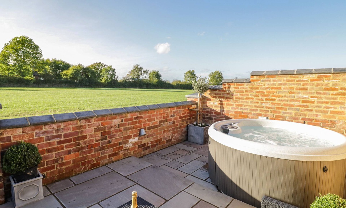 Armscote Cottage | THE HYDE, family friendly, luxury holiday cottage in Newbold On Stour