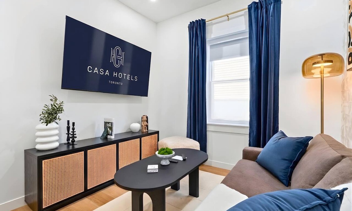 Grange Park Apartment | The McCaul | Newly Designed Group Suite Near MAJOR INTERNATIONAL SPORTING EVENT