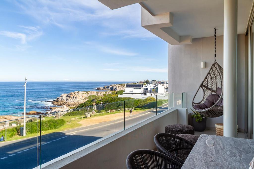 Hermanus City-Centre Apartment | The Mira Hermanus Whisperer Whales Oasis 302
