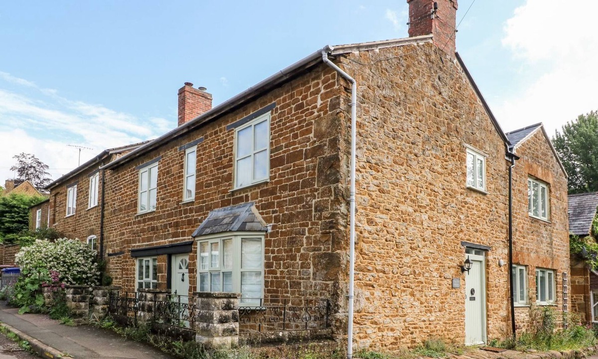 Hook Norton Cottage | THE OLD BAKERY, family friendly, with a garden in Hook Norton