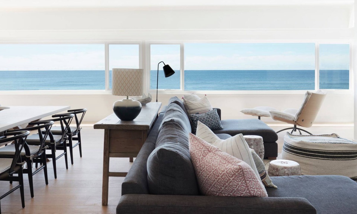 Palm Beach House | The Palms a gorgeous modern house positioned as close as you can get to beautiful palm beach.
