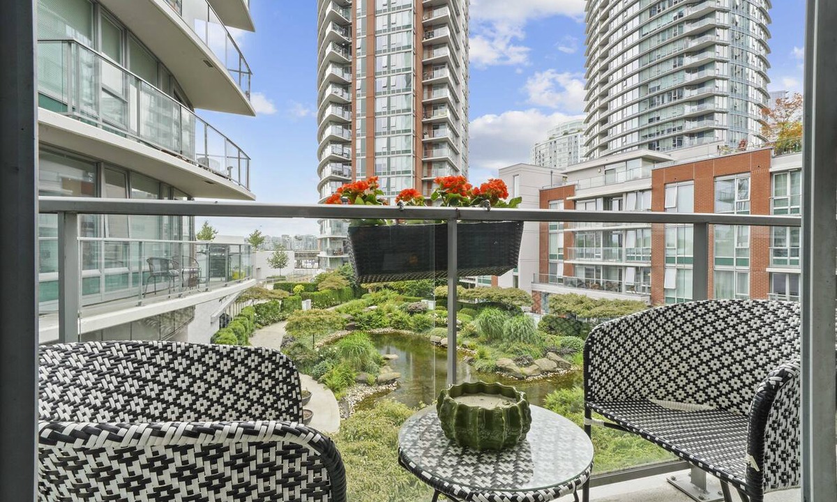 Gastown Condo | The Pond - The Full Package
