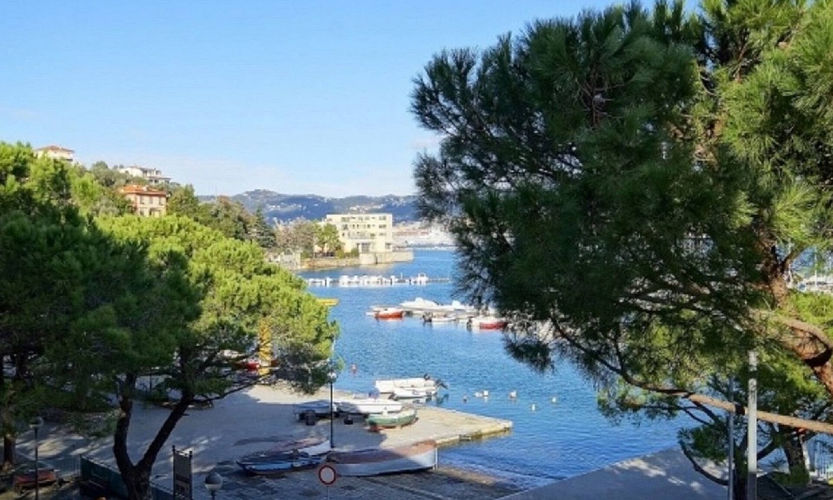 Fezzano Apartment | THE SEA IN FRONT. FREE parking.