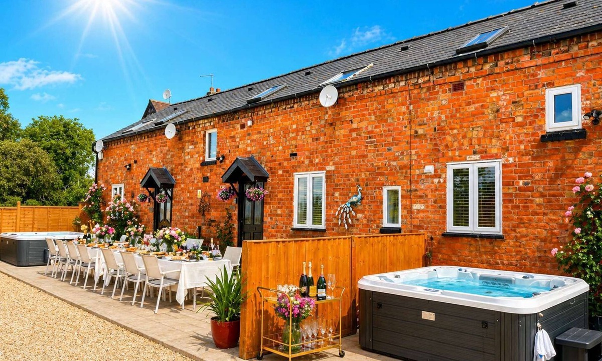 Saintbury Cottage | The Shakespeare Lodge - Sleeps up to 12 - Large HOT TUB
