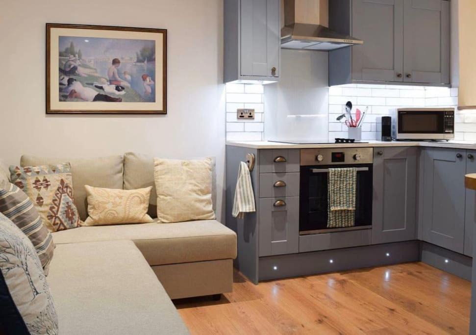 Shottery House | The Snug Entire home Sleeps 2, Stratford upon Avon