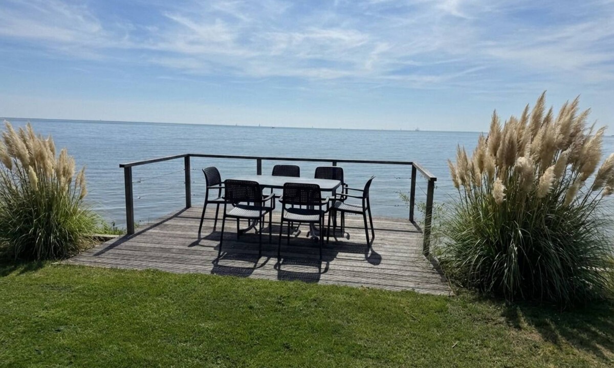 Bovenkarspel House | The sound of waves included: bright feel-good house for 6 people right by the water