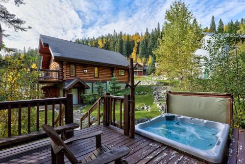 Sunburst Estates Ski Chalet | The Sunburst Chalet in Sun Peaks