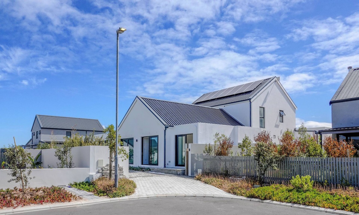 Noordhoek Cottage | The Totally Awesome Cowabunga Cottage! 2-Bedroom En-Suite Coastal Getaway.