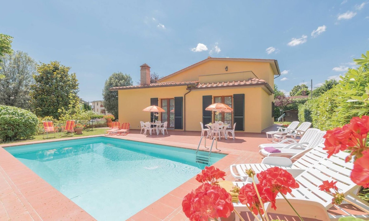 Scarperia House | This modern and spacious vacation villa with large garden and private pool is located in the residen