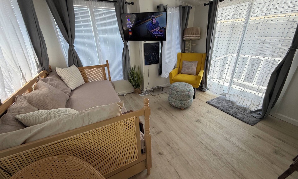 Thousand Oaks House | Tiny House Hideaway with Hot Tub and Fire Pit near CLU in Thousand Oaks