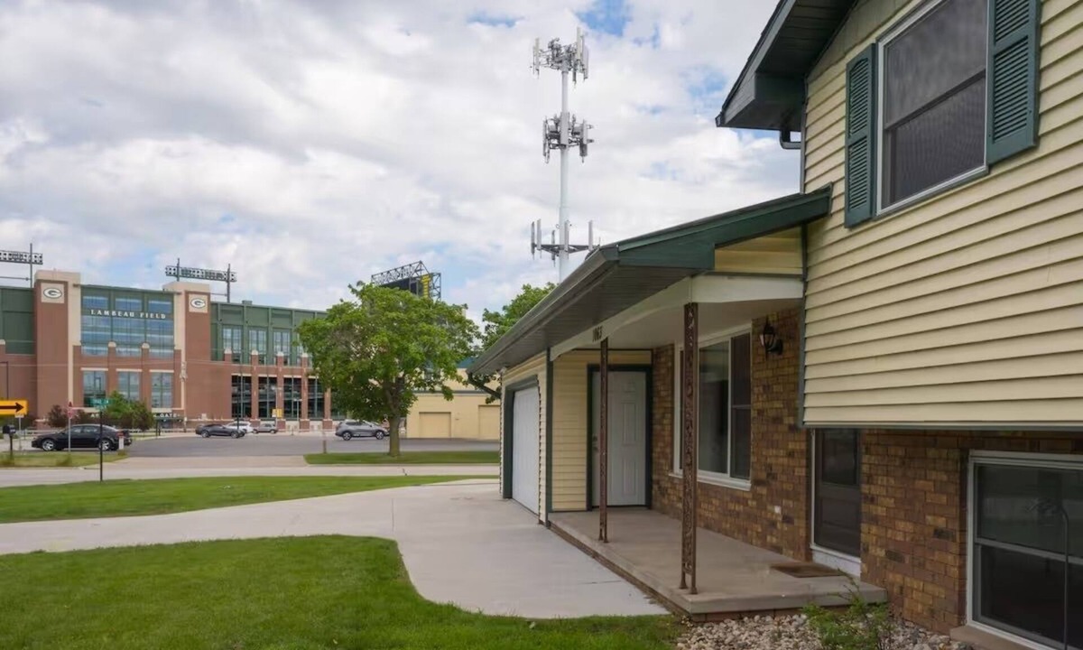 Ashwaubenon House | Title Town Brat House across the street from Lambeau Field!
