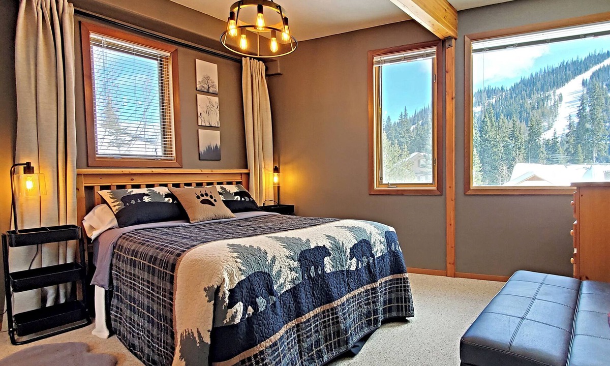 Sunburst Estates Ski Chalet | Tod Mtn Ski-In Amazing View Full Kitchen Cozy Fireplace Parking HotTub