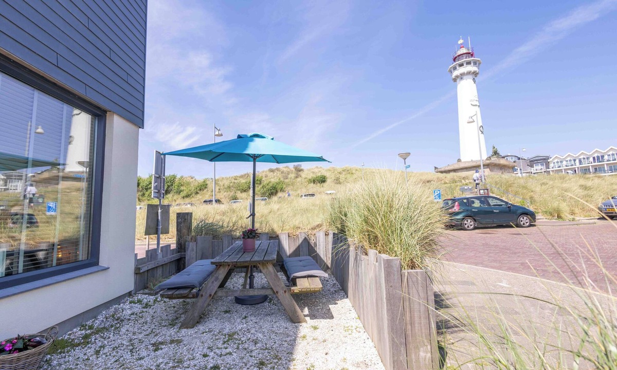 Egmond aan Zee Apartment | Top location! Next to lighthouse, beach 50m FLOW