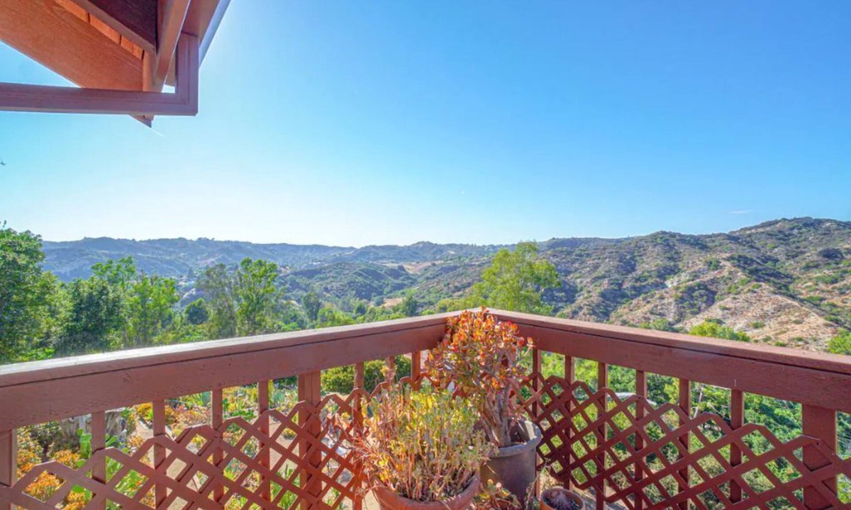 Sylvia Park House | Topanga 3 bdrm/2ba mountain view home with huge deck.