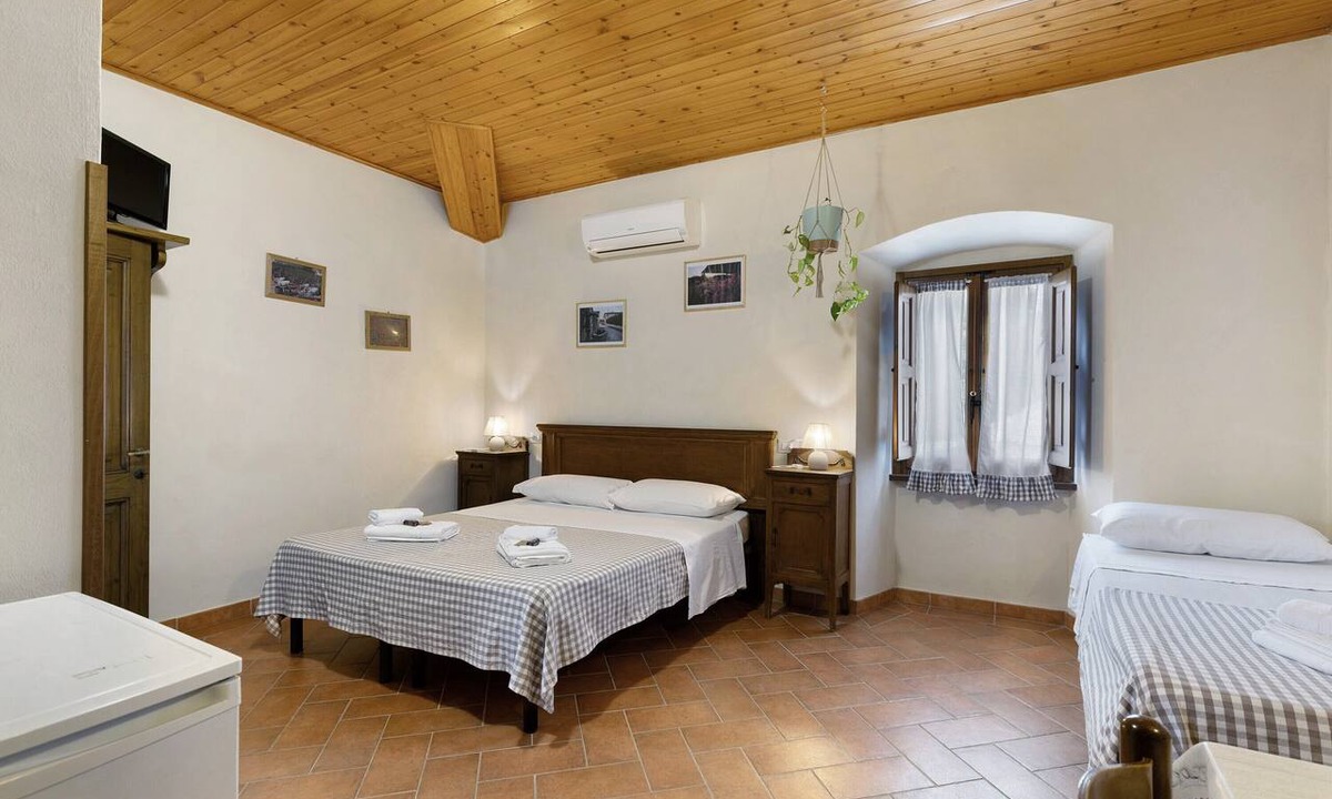 Borgo San Lorenzo Apartment | Triple Room Chiara: Warmth and Comfort in the Heart of Mugello
