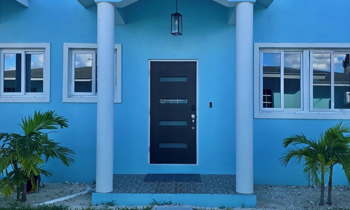 Nassau Apartment | Tropical Oasis 2BR Townhouse Unit 3 Minutes from Airport & Beach