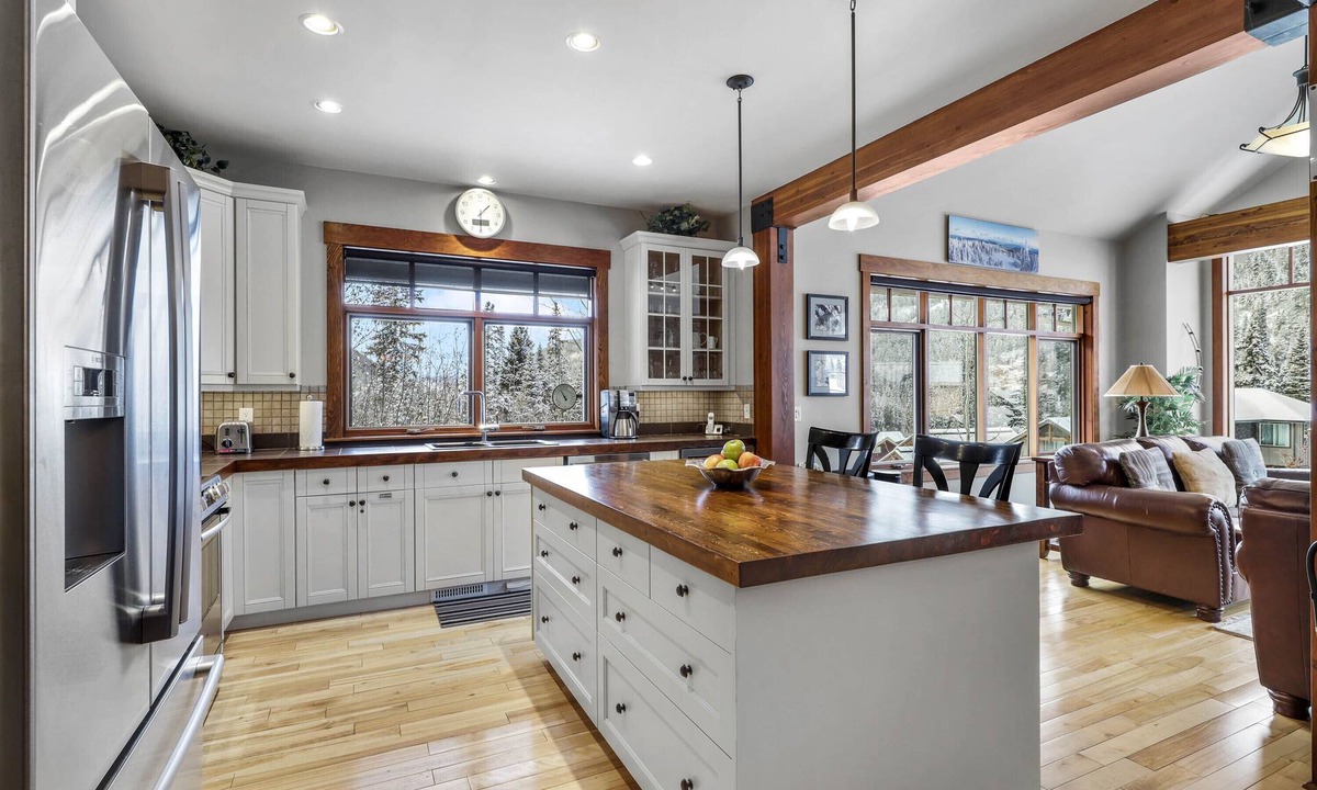 Fairways Ski Chalet | Twin Oaks Chalet: 4BR Ski-In Chalet in Sun Peaks Resort w/Private Hot Tub