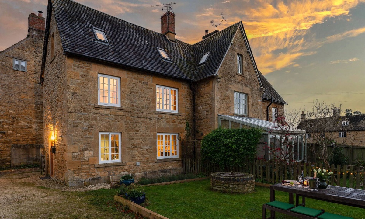 Ebrington House | Two bedroom holiday cottage with an Aga in the Cotswolds - Quaint End