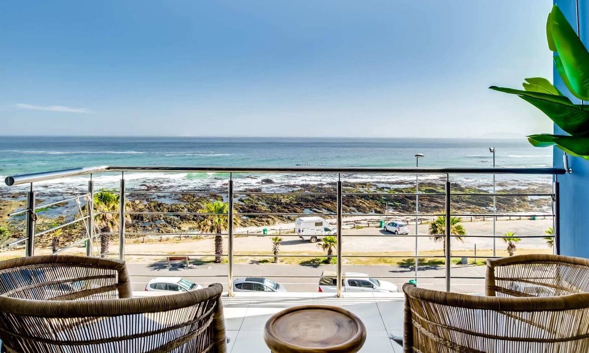 Mouille Point Apartment | Uninterrupted Ocean Views in Mouille Point (Atlantic Vistas)