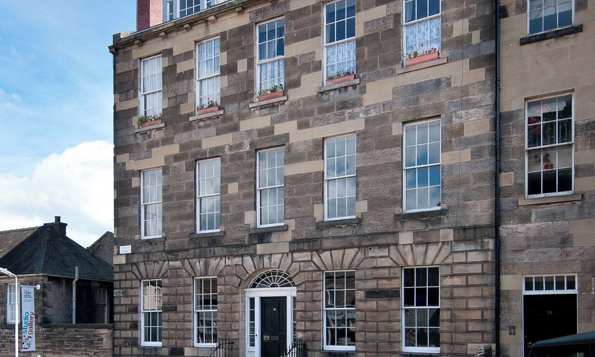 New Town Apartment | Union Street [363] is a Spacious 3 bedroom Georgian apartment in the city centre.