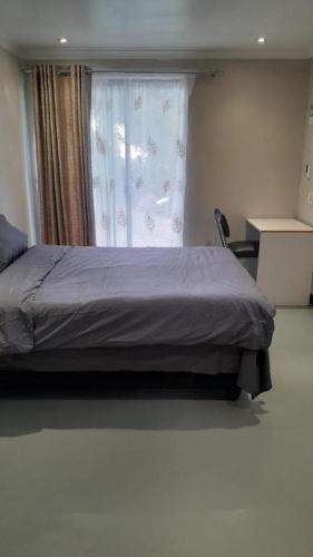 Greater Johannesburg Metropolitan Area Apartment | Urban Retreat Near UJ & Wits Fast Fibre & Secure Stay