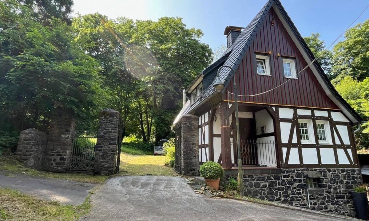 Friedewald Apartment | Vacation Home by the Castle Park - Vacation home, shower and bathroom, toilet, quiet location