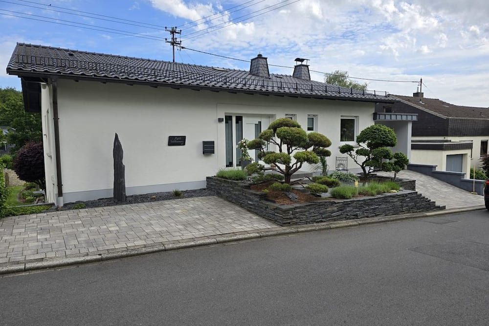 Pottum Apartment | Vacation Rental by the Forest - Apartment, Shower and Bathroom, Toilet, 1 Bedroom