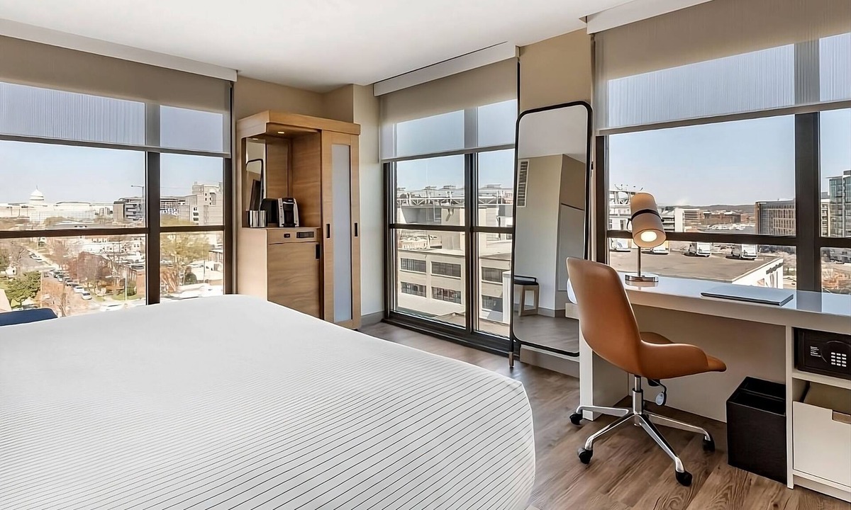 Buzzard Point House | Vacation Starts Here! Rooftop Lounge, Walk to Audi Field and Nationals Park