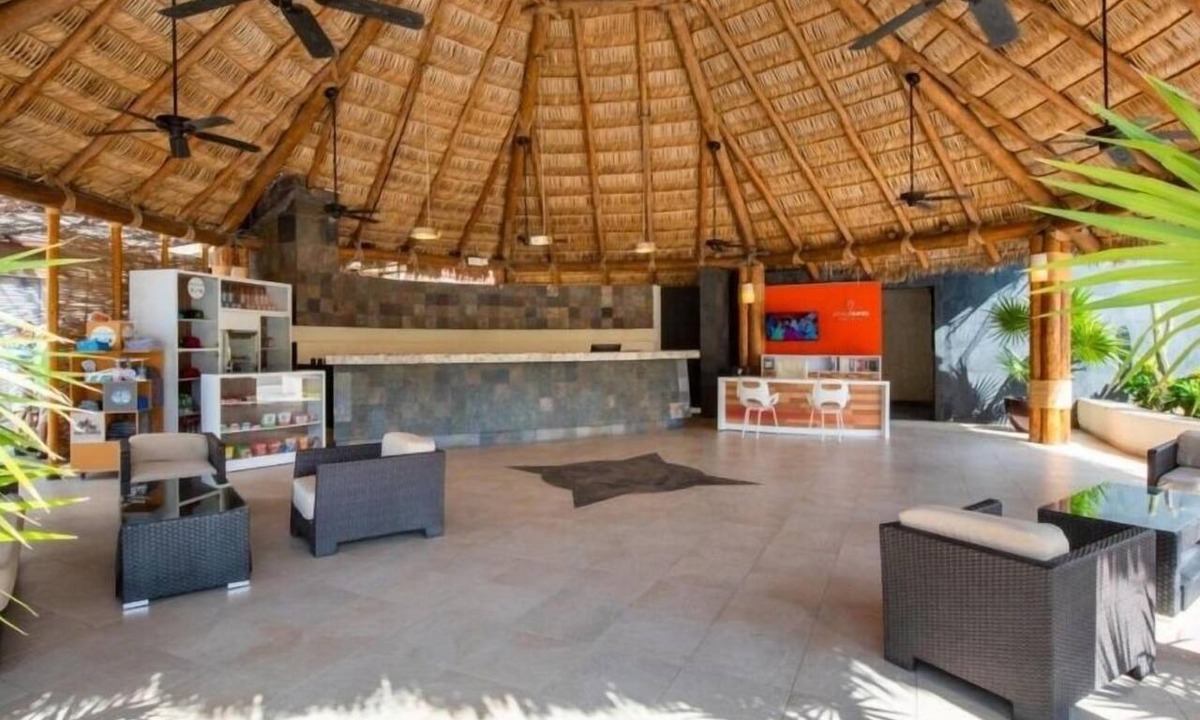 Campo de Golf Fonatur Hotel | Vibrant Studio Steps to Punta Sur Golf Course