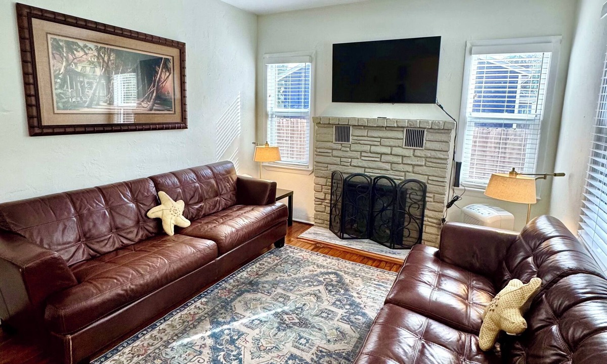 Poinciana Park House | Victoria's Paradise-Close to Whole Foods, Airport, Cruise port