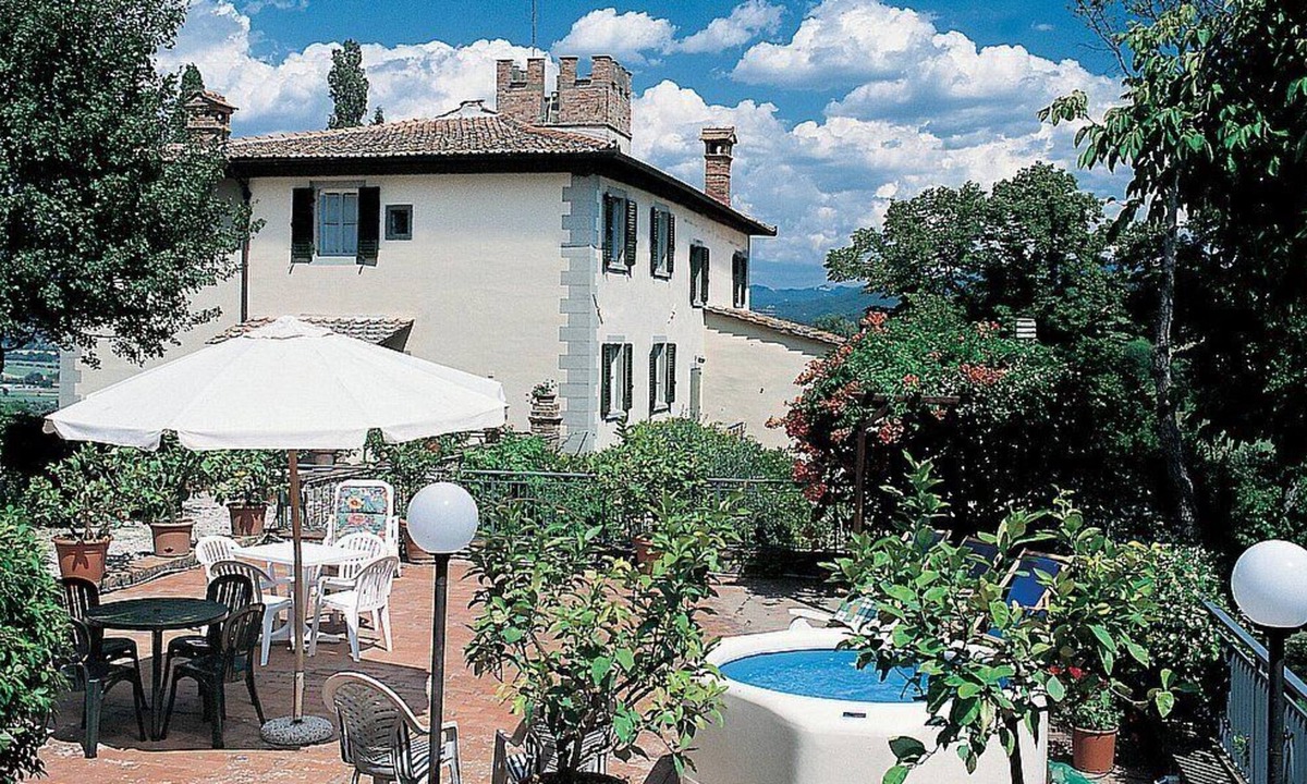 Sagginale Villa | Villa Alfiere, fully refundable with voucher*: A splendid three-story villa situated in a secluded location surrounded by meadows and by green hills, with Free WI-FI.