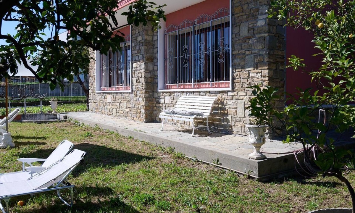 Diano Castello Apartment | Villa Camilla Garden Apartment'