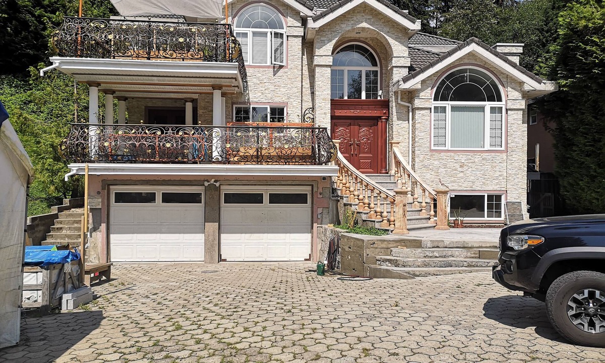 District of North Vancouver Apartment | Villa Dollarton