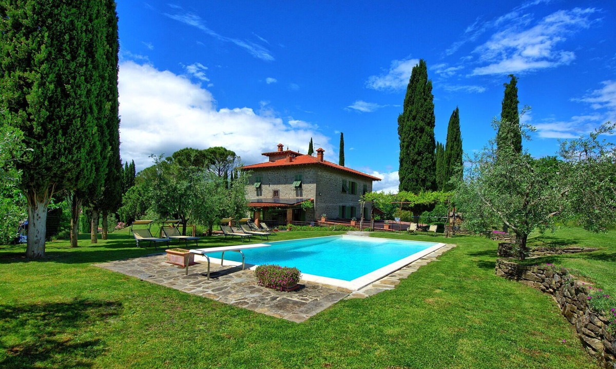 Subbiano Villa | Villa Lo Scoiattolo - Holiday Country Villa with private swimming pool in Casentino Valley, Tuscany