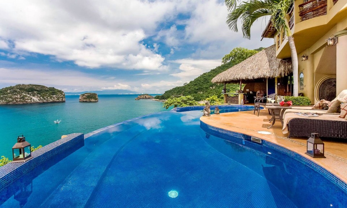 South Shore Hotel Area Villa | VILLA LOS ARCOS: 5 Star Oceanfront With Full Staff