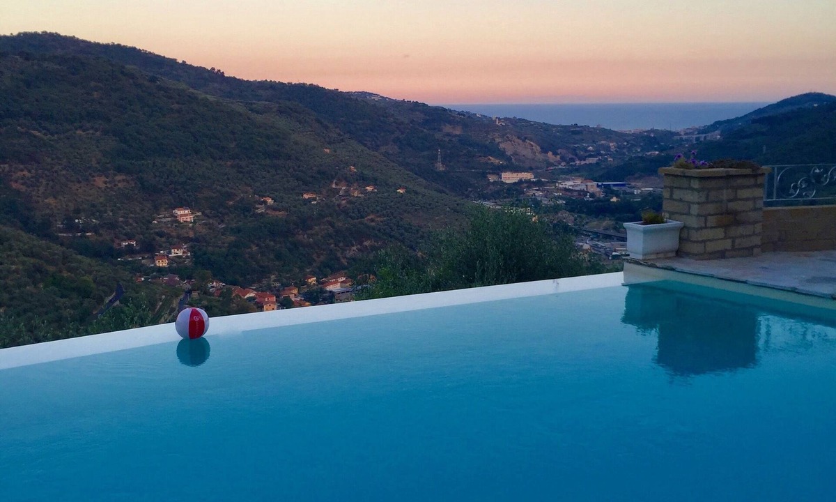 Pontedassio House | Villa Panorama da Luca, splendida terrazza con piscina riscaldata, vista mare