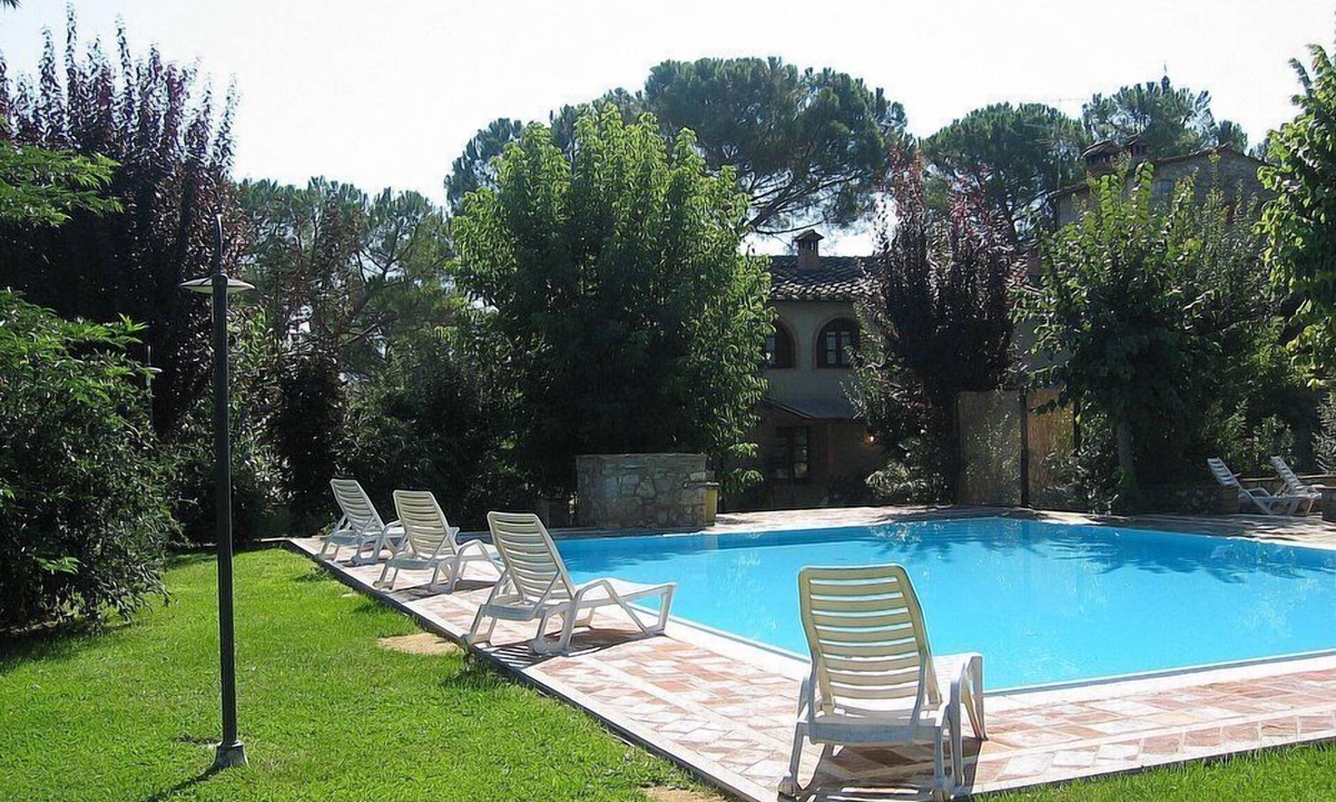 Colle di Val d'Elsa House | Villa Saveria D: A welcoming apartment surrounded by the greenery.