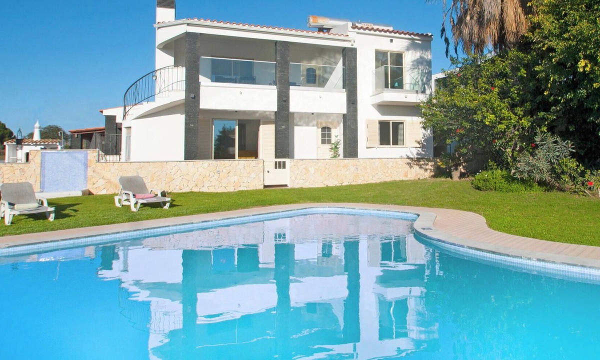 Branqueira Villa | Villa w/heatable pool, BBQ & private annexes