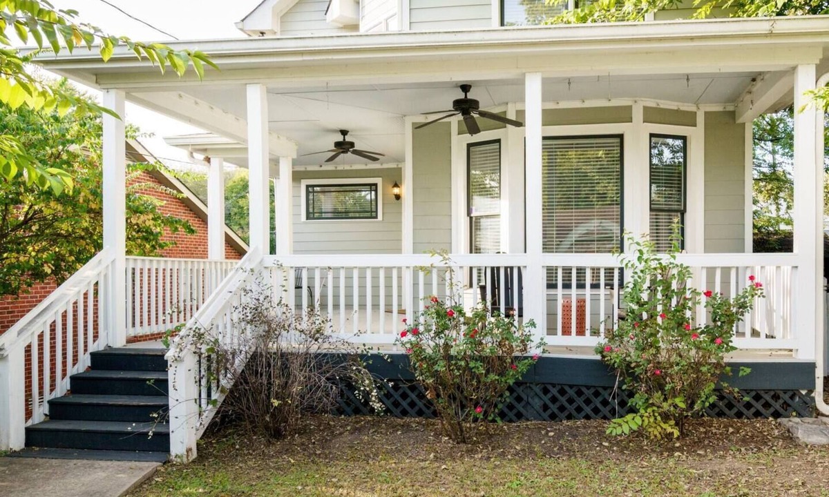 Hope Gardens House | Walk to Broadway · Sleeps 12 · Hope Gardens