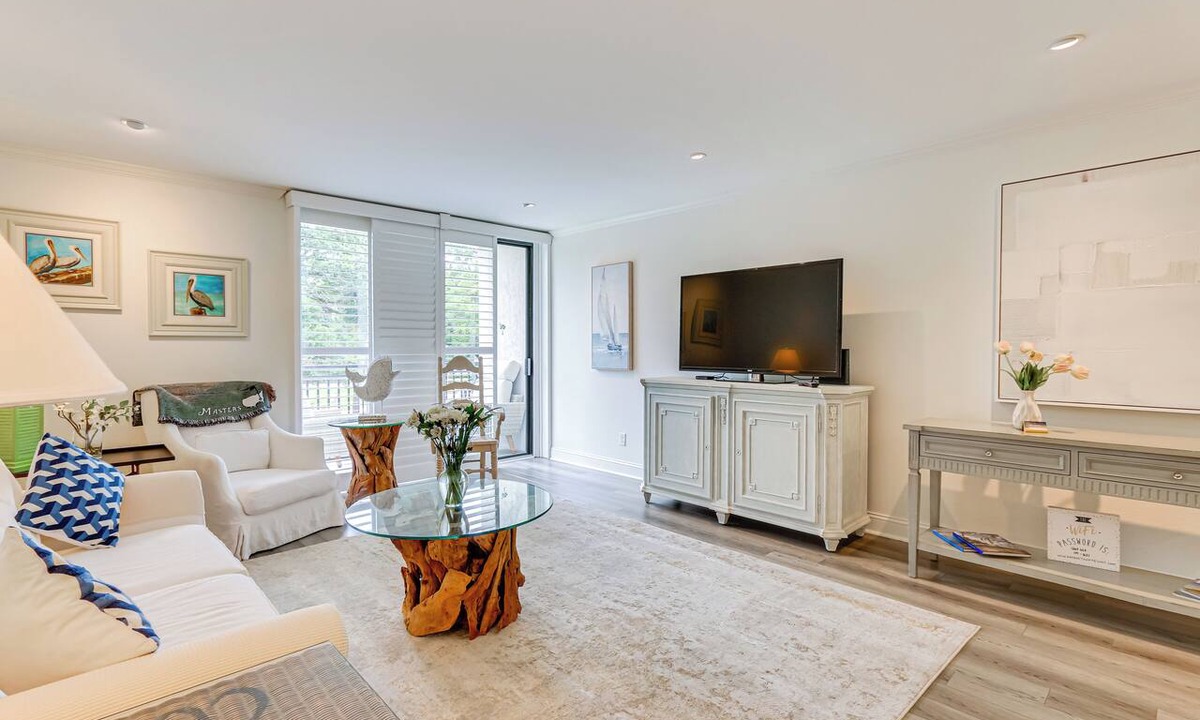 Harbour Town Condo | Walk to Pier & Golf: Heart of Harbour Town Condo