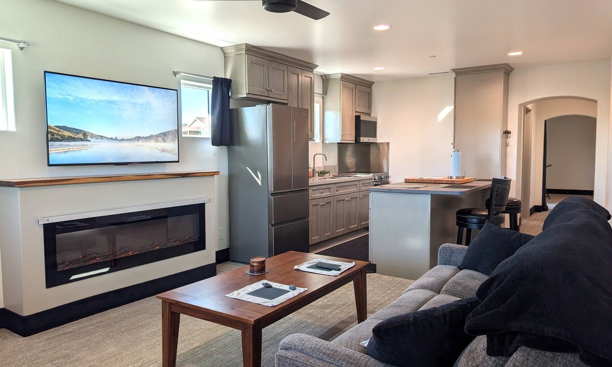 Canyon Lake Apartment | Waterfront private 1 bedroom, 1 bath, laundry, in gated community
