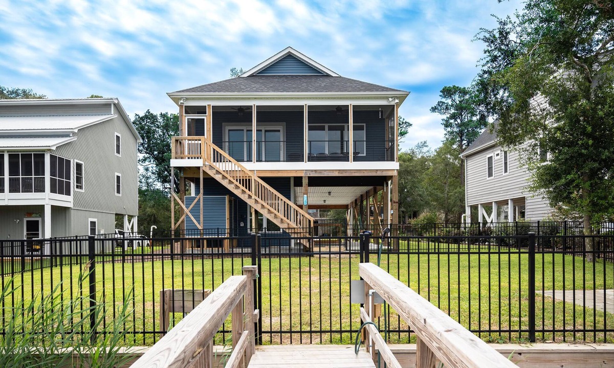 Long Beach House | Waterway Haven: Family Friendly House Overlooking Intracoastal Waterway