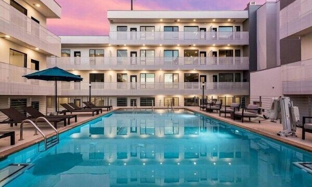 Edgehill Apartment | Welcome to your Nashville getaway! This modern 1-bedroom, 1-bath condo is located in the heart of Downtown, just steps from Broadway’s live music, incredible dining, and local attractions. Perfect for couples, solo travelers, or business guests.
