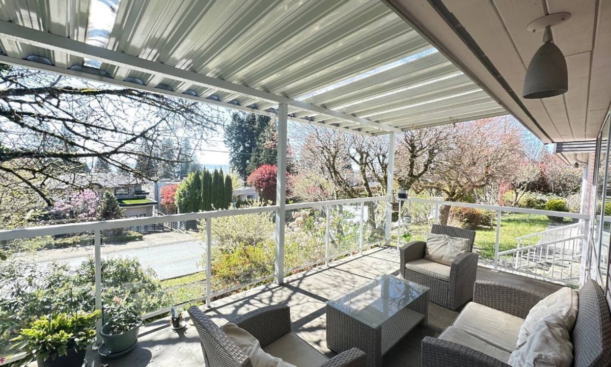 Dundarave House | West Van Lodge. private bedroom , but shared washroom , kitchen & living area.
