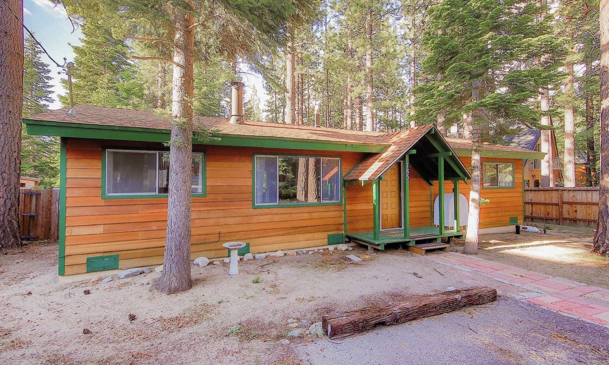 North Upper Truckee House | Whispering Pines Cabin - Family and pet friendly abode